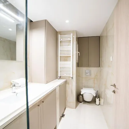 F & B Collection - Center Hidden Gem * テッサロニキ